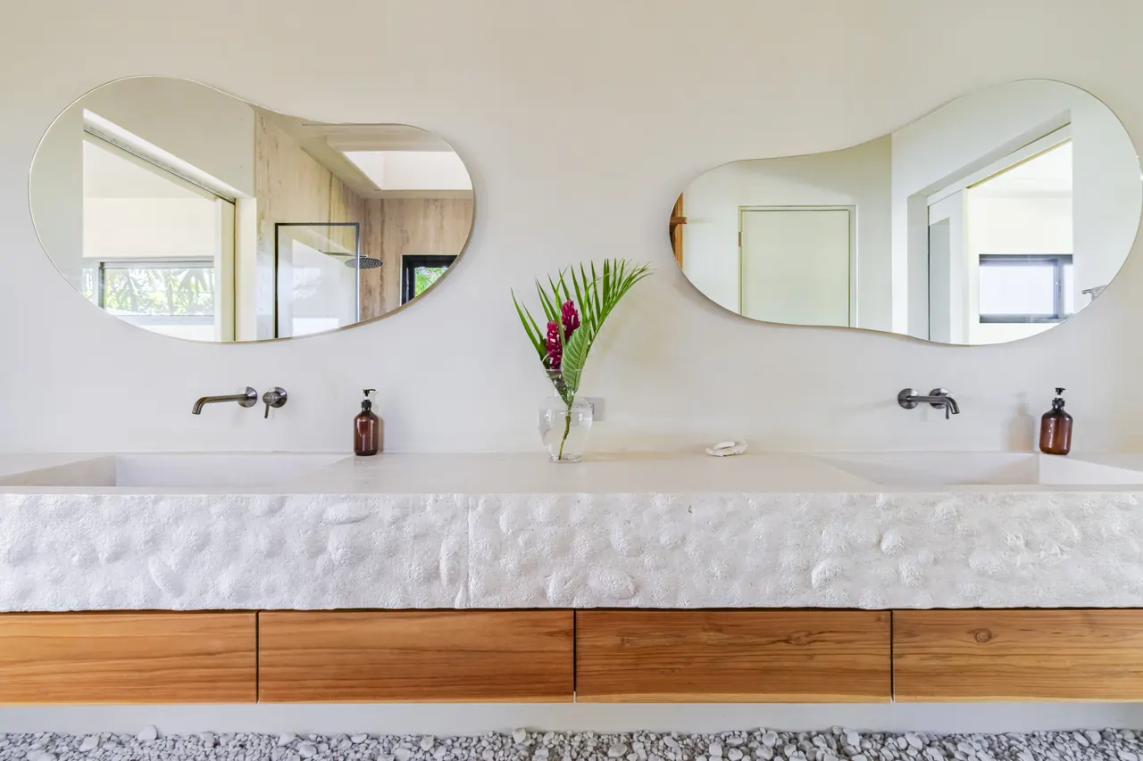 Long double vanity with two rounded mirrors and timber drawers