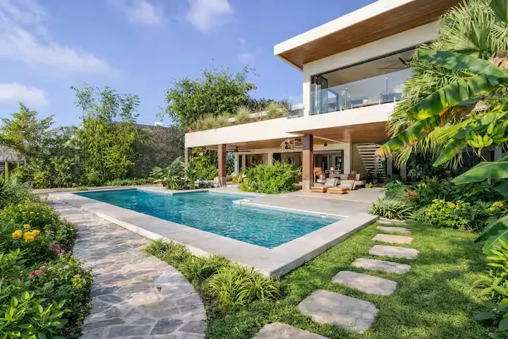 Swimming pool and the villa’s two levels viewed from the garden