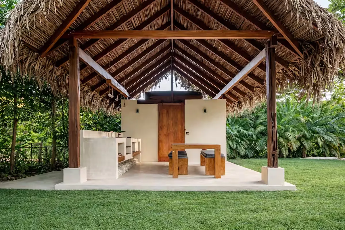 Thatched rancho with a barbecue counter and outdoor dining table